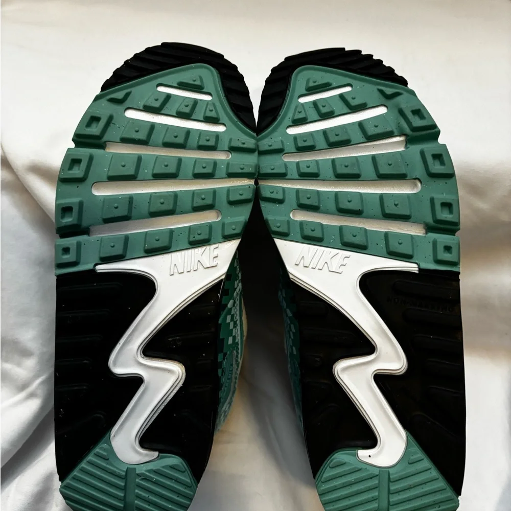 Nike Air Max 90 Toggle SE Sneaker - Picture 9 of 9